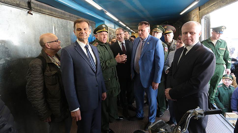 ГФИ по Пермскому краю Сергей Половников, глава Перми Дмитрий Самойлов, председатель гордумы Перми Юрий Уткин и и.о. главы администрации губернатора Пермского края Леонид Политов знакомятся с экспозицией.