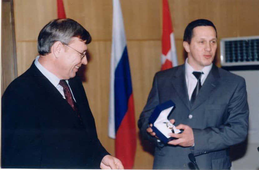 В ноябре 2003 года губернатор Пермской области и глава Коми-Пермяцкого округа подписали соглашение, согласно которому округ входит в состав нового субъекта Федерации в качестве муниципального образования с особым статусом. Перед голосованием стороны одобрили «Меморандум образования нового субъекта РФ». В нем были прописаны инфраструктурные и социальные проекты, которые должны были выровнять экономический и социальный потенциал субъектов. На фото: глава администрации КПАО Геннадий Савельев и губернатор Пермской области Юрий Трутнев, 2003 год.