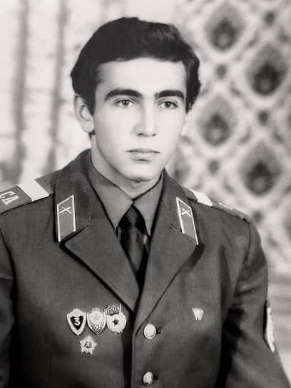 Армен Гарслян, депутат Законодательного собрания Пермского края, вице-президент холдинга «Ташир». Служил в Ереване, в/ч 30744, командир орудия гаубица Д-30. Замкомвзвода