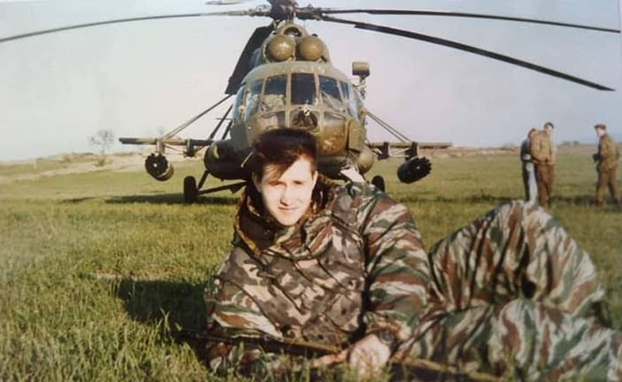 Станислав Волегов, в прошлом журналист «Авто-ТВ», экс-руководитель пресс-службы ГУФСИН по Пермскому краю. Проходил срочную службу во Внутренних войсках МВД в отряде специального назначения «Витязь». После продолжил служить по контракту. Участник боевых действий в Чечне, награжден медалью «За отвагу». На фото: Станислав Волегов во время одной из командировок рядом с вертолетом Ми-8.