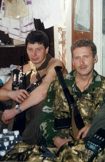 Юрий Чечеткин, бизнесмен, в прошлом глава Краснокамска и депутат законодательного собрания Пермского края. В 1980 по 1982 годы проходил срочную службу в воздушно-десантных войсках, участвовал в боевых действиях в Афганистане. С 1990 по 1997 годы служил в оперативных подразделениях ФСБ. Участвовал в боевых действиях в Чечне, подполковник запаса. На фото: Юрий Чечеткин (справа) с боевым товарищем. Грозный, 1996 год.