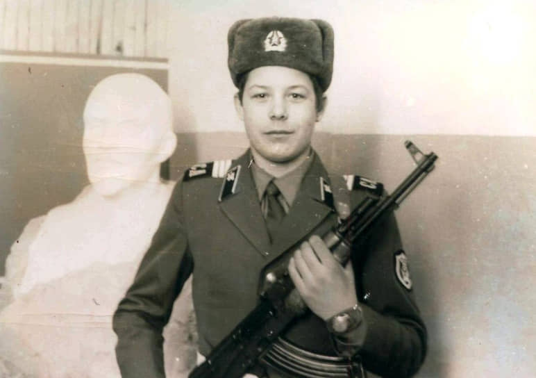 Виктор Суетин, генеральный директор АО СПК. В 1978-1980 проходил службу в автомобильных войсках, в школе младших командиров. Служил в городе Елань в звании старшина роты. На фото: Виктор Суетин во время прохождения срочной службы