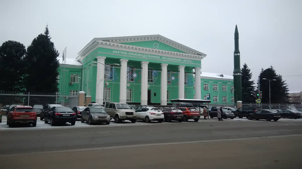 Молодым специалистом Михаил Соколовский принимал участие в разработке двигателей для ракеты РТ-2, которая многие годы была основой ядерного щита Советского Союза. На фото: макет РТ-2 у центральной проходной НПО «Искра»