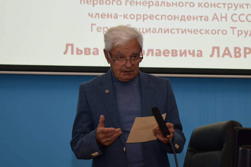 Михаил Соколовский продолжает заниматься наукой, читать лекции, встречаться с молодежью, студентами и школьниками. На фото: Михаил Соколовский выступает перед молодыми специалистами НПО «Искра»