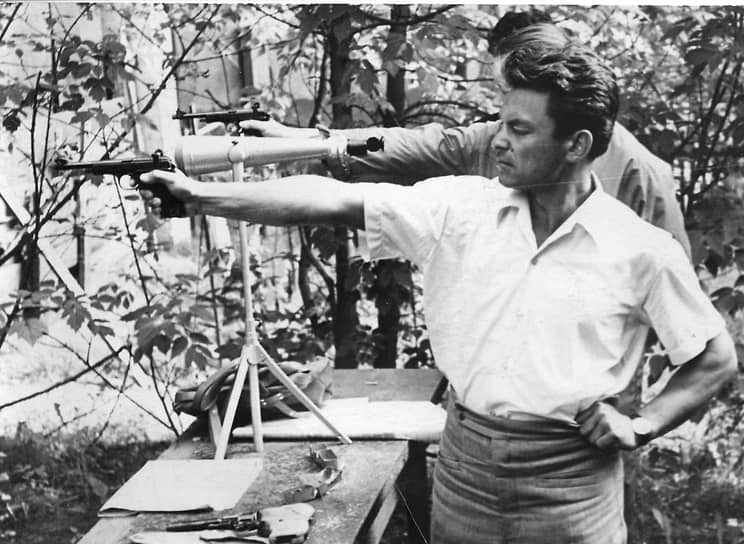 Окончив с золотой медалью среднюю школу в 1952 году, Михаил Соколовский поступил на конструкторский факультет Ленинградского военно-механического института. Из воспоминаний Михаила Соколовского: «Был определенный выбор, и я захотел в военмех — быть инженером-разработчиком. Я тогда занимался спортом, и меня агитировали поступить в летное училище, вплоть до того что «или клади комсомольский билет, или иди в училище. «Я не мечтал. Я хотел быть инженером. Пришлось привлечь отца, который был партийным работником, чтобы от меня отстали». На фото: Михаил Соколовский стреляет из спортивного пистолета