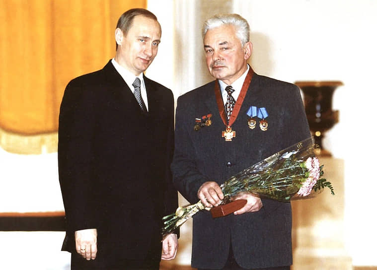 Михаил Соколовский награжден двумя орденами Трудового Красного Знамени, Ленинской премией, орденом Почета, орденом «За заслуги перед Отечеством», а также Почетной грамотой президента РФ. На фото: Михаил Соколовский и Владимир Путин