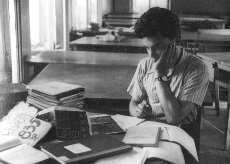 Знаменитый «Военмех» Михаил Соколовский с отличием окончил в 1958 году по специальности «Ракетное машиностроение». «В “Военмехе” было всего три факультета. Я поступил на конструкторский. Конструкторский факультет — это было то, что я хотел — ракеты. Мы до второго курса не знали, кого из нас делают и чем мы будем заниматься. На втором курсе все засекречено. Наши тетради были засекреченными, их собирал староста и сдавал в первый отдел». На фото: Михаил Соколовский в студенческой аудитории