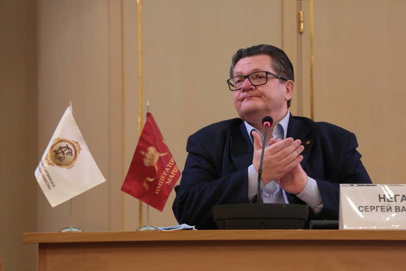 6 сентября в Пермской краевой больнице умер руководитель регионального государственного архива социально-политической истории Сергей Неганов. Историк по образованию, он долгое время увлекался журналистикой и издавал газету «Пермские ведомости», однако реализовал себя в первую очередь как политический менеджер. После работы в мэрии господин Неганов трудился в пермской гордуме. Он инициатор принятия и автор современного флага краевой столицы (красного полотна с символами города). Также работал в администрации губернатора региона, которую покинул в должности заместителя руководителя. Сергей Неганов — автор 132 научных работ и руководитель Пермского регионального отделения российского военно-исторического общества