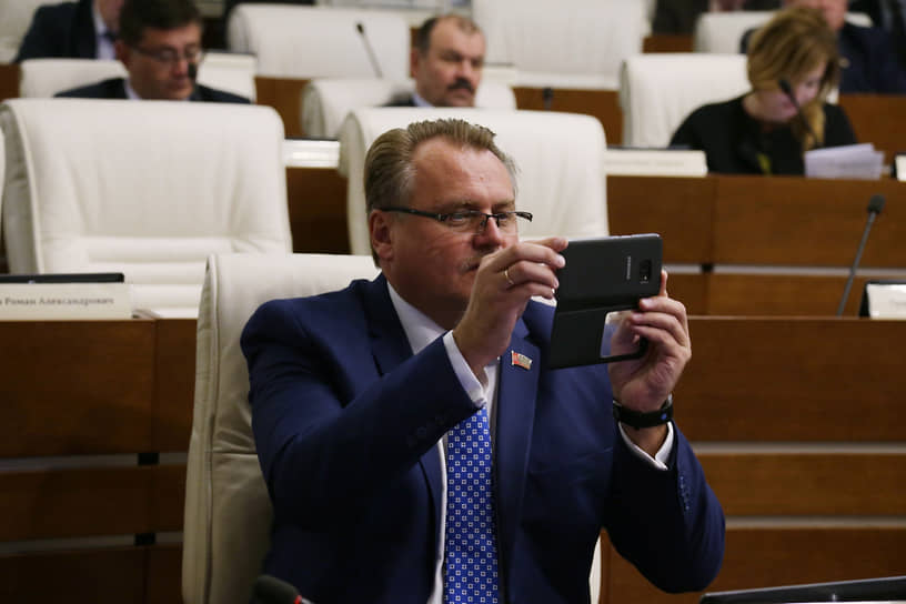В других подразделениях корпорации «Тактическое ракетное вооружение» также произошли кадровые изменения. Должность гендиректора оставил Владимир Чунаев, возглавлявший АО «Уральский научно-исследовательский институт композиционных материалов» (УНИИКМ) с 2011 года. Господин Чунаев остался на предприятии в должности исполнительного директора. Также сменился гендиректор в дочерней структуре УНИИКМ — «Углекон». Бывшей спикер Пермской городской думы Юрий Уткин (на фото), руководивший строительством завода по созданию медицинских изделий, покинул должность гендиректора компании «Углекон». Стоит отметить, что проект так и не был реализован, а в декабре лишился статуса приоритетного инвестиционного