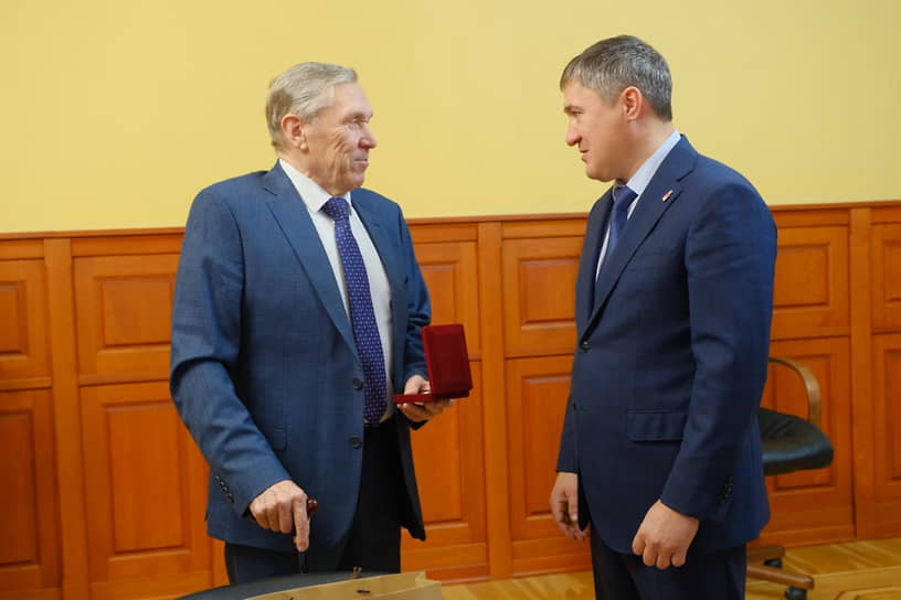 Значительные кадровые перестановки произошли на пермских предприятиях, входящих в корпорацию «Тактическое ракетное вооружение». С поста генерального директора завода «Машиностроитель» ушел Владимир Ломаев, руководивший предприятием 24 года. Под его руководством предприятие значительно увеличило объемы производства, реализовало масштабную программу технического перевооружения, открыло новые цеха и направления работы. Господин Ломаев стал советником гендиректора