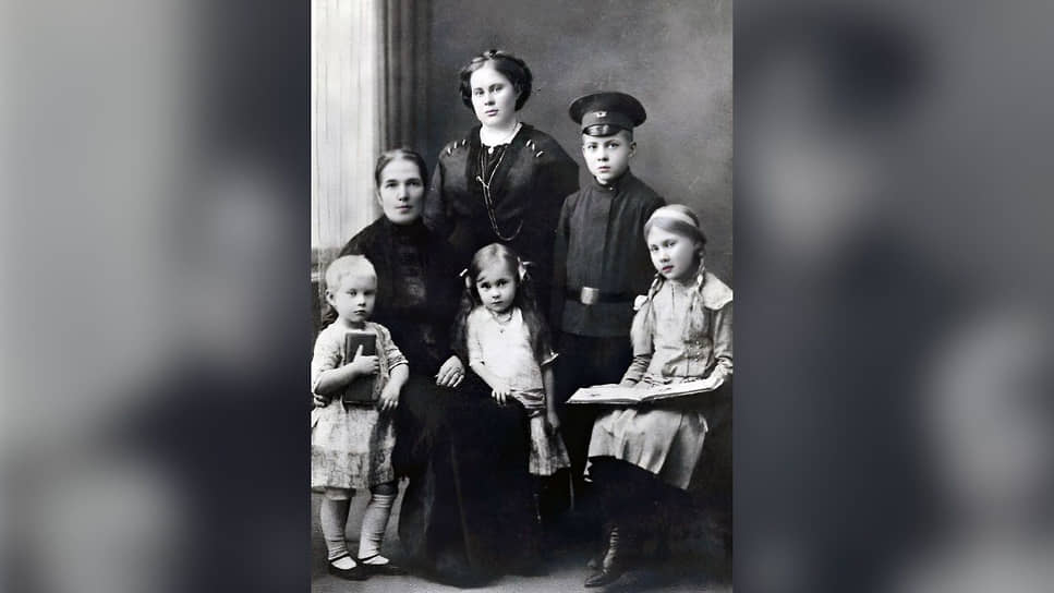 Аркадий Петрович Голиков родился 9 (22) января 1904 года в Льгове Курской губернии, в семье преподавателя начального народного училища. В 1912 году семья переехала в Арзамас. На фото: будущий писатель с матерью, тетей и сестрами