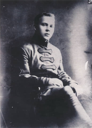 В 1917 году подростком примкнул к большевикам. Вступил в Красную армию, и уже в 17 лет стал командиром полка. Участвовал в боевых действиях на многих фронтах Гражданской войны. Был ранен, контужен. С осени 1922 года отстранен от службы и отправлен на лечение от травматического невроза. Впоследствии страдал от частых головных болей и неоднократно лечился от неврологических расстройств, в том числе в Перми. На фото: Аркадий Голиков, командир 58-го отдельного Нижегородского полка, лето 1921 года
