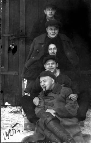 Аркадий Гайдар приехал в Пермь в конце октября 1925 года. По приглашению старого арзамасского друга Александра Плеско он устроился работать в газету «Звезда». В то же время сотрудником издания был Борис Назаровский, впоследствии известный краевед. Книга его и другого сотрудника «Звезды», Савватия Гинца, «Аркадий Гайдар на Урале» — сегодня основной источник сведений о пермской жизни писателя. На фото: группа сотрудников редакции. Гайдар — первый снизу, Назаровский — третий, Плеско — четвертый