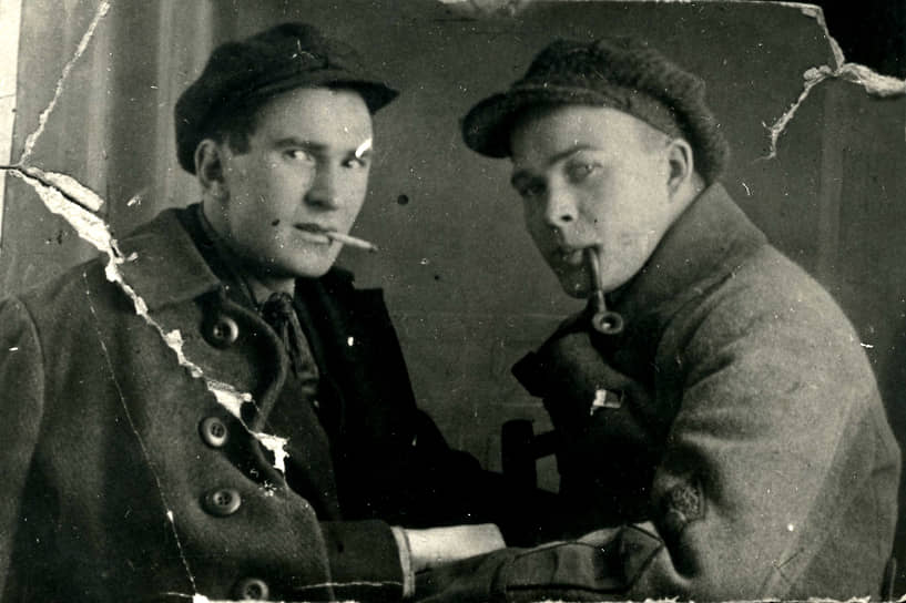 В Перми Аркадий Гайдар сделал стремительную карьеру, и в 1926 году был, вероятно, самым известным журналистом и писателем в городе. За неполные полтора года он опубликовал в «Звезде» и «Вечерней Звезде» 13 рассказов, 12 очерков, 4 повести, 115 фельетонов. Среди художественных произведений того периода — «Жизнь ни во что», «Р.В.С.», «Рыцари неприступных гор». На фото: сотрудники «Звезды» Степан Милицин и Аркадий Гайдар