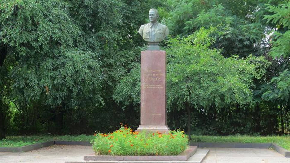 В 1941 году Гайдар отправился на фронт военным корреспондентом. Попал в окружение и, примкнув к партизанскому отряду, погиб 26 октября 1941 года в Черкасской области. После войны останки писателя были перезахоронены в городе Канев недалеко от места гибели. На фото: мемориал на могиле писателя
