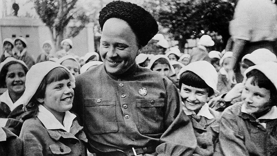 Литературную славу и признание Аркадий Гайдар получил в 1930-е годы. Среди наиболее известных произведений — «Дальние страны», «Военная тайна», «Голубая чашка», «Судьба барабанщика», «Чук и Гек», «Тимур и его команда». Повести и рассказы, в которых главными героями были дети, уже в момент выхода снискали большую популярность, в последующие десятилетия неоднократно переиздавались, вошли в школьную программу и были экранизированы. Ролевая модель героев «Тимура и его команды» стала основой широко распространенного в СССР тимуровского движения. В советское время общий тираж книг писателя превысил 60 млн. На фото: Аркадий Гайдар с детьми в лагере «Артек»
