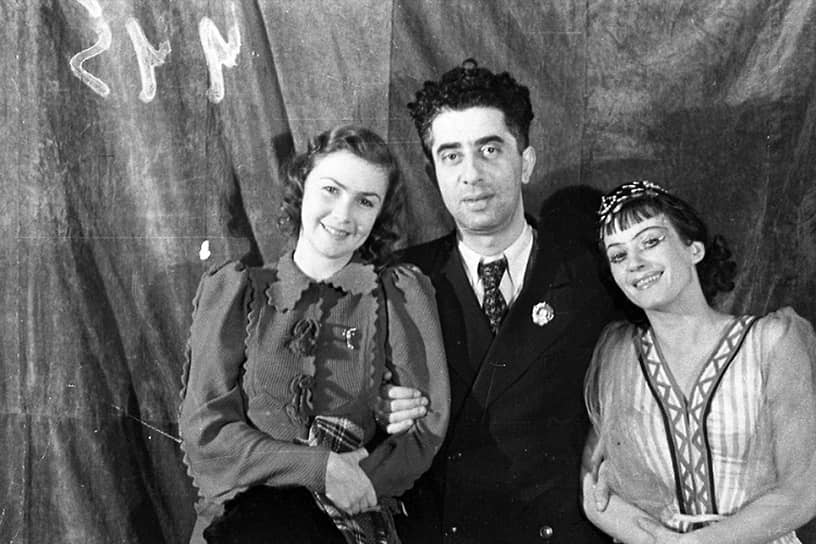 29 августа 1941 года эшелон с труппой Ленинградского театра оперы и балета им. С. М. Кирова прибыл в эвакуацию в Молотов — так начался период, давший толчок к развитию балета в Перми. На протяжении почти трех лет здесь выступали лучшие по тем временам артисты: Галина Уланова, Константин Сергеев, Татьяна Вечеслова, Наталия Дудинская, Фея Балабина, Алла Шелест, Семен Каплан и другие. Здесь же в 1942 году композитор Арам Хачатурян дописал свой балет «Гаянэ», премьера которого состоялась на молотовской сцене, а в 1943-м Сергей Прокофьев закончил свою «Золушку». На фото: композитор Арам Хачатурян с артистками ленинградского балета Ксенией Златковской и Татьяной Вечесловой в Молотове (Перми) в годы эвакуации