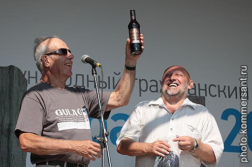 01 Бывший политзаключенный Никлус Март (Эстония) и директор Мемориального центра «Пермь-36» Виктор Шмыров на Международном гражданском Форуме «Пилорама-2010» в Мемориальном центре «Пермь-36»