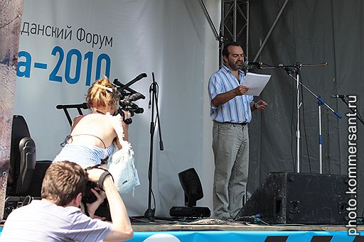 04 Писатель Виктор Шендерович на Международном гражданском Форуме «Пилорама-2010» в Мемориальном центре «Пермь-36»