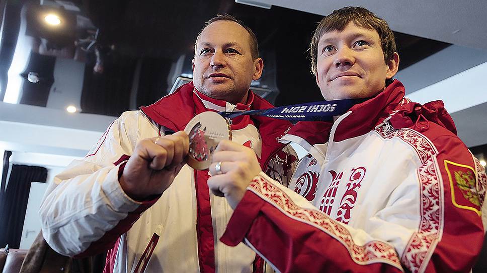 Пермский могулист Александр Смышляев выиграл первую для России олимпийскую серебряную медаль во фристайле за последние 20 лет. На фото вместе с тренером Сергеем Лазоренко