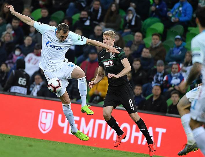 Игрок команды "Зенит" Артем Дзюба (слева) и игрок команды "Краснодар" Юрий Газинский (справа)
