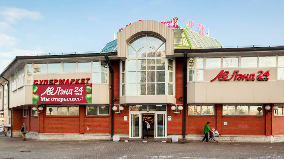 «Лэнд» управляет девятью одноименными магазинами и гастрономом «Стокманн» по сублицензии АО «Стокманн» (партнер финской Stockmann Group) 