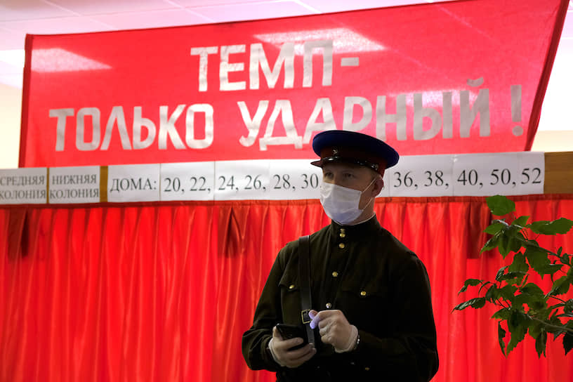 Член избирательной комиссии в форме НКВД во время голосования  деревне Горбунки Ломоносовского района Ленинградской области 