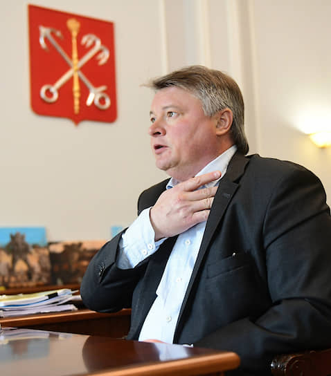 Вице-губернатор Эдуард Батанов считает, что заимствования — это ружье, которое у города висело на стене долгие годы. Сейчас, уверен чиновник, самое время из него бахнуть 