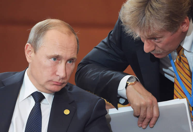 Президент России Владимир Путин и пресс-секретарь президента Дмитрий Песков  