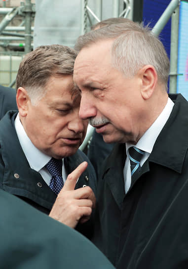 Председатель Законодательного собрания Петербурга Вячеслав Макаров (слева) полагает, что продление чрезвычайных полномочий правительства города, возглавляемого губернатором Александром Бегловым (справа),— «логичный и разумный шаг»