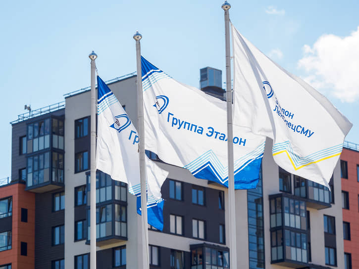 Флаги с надписями “Группа Эталон” и “Эталон ЛенспецСму” 