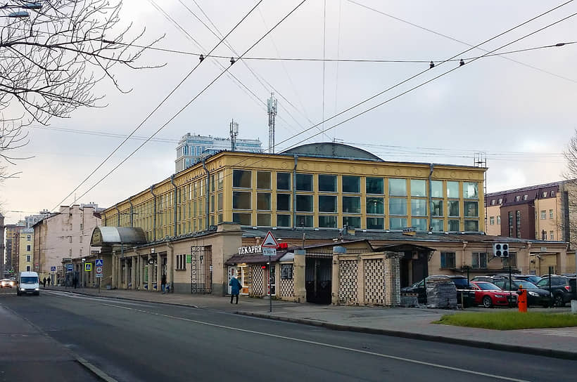 Московский рынок расположен на улице Решетникова, 12, в районе станции метро «Электросила», в его состав входят четыре здания общей площадью 5,5 тыс. кв. м 