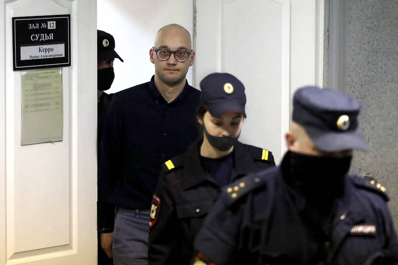Обвиняемый в применении насилия к представителю власти Илья Першин, после оглашения приговора в Октябрьском районном суде