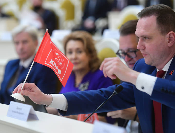 Депутат от КПРФ Алексей Зинчук (справа)
