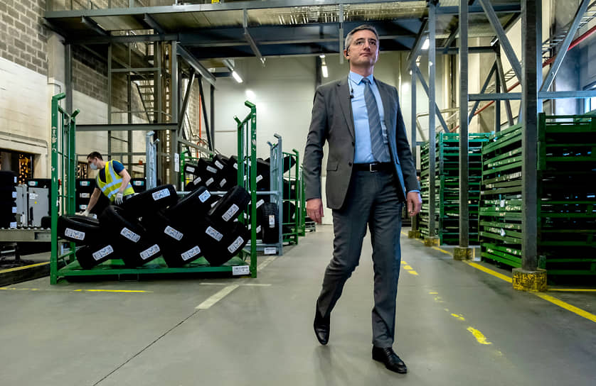 Глава Nokian Tyres Россия Андрей Пантюхов на складе готовой продукции завода по производству шин Nokian Tyres в Ленинградской области 