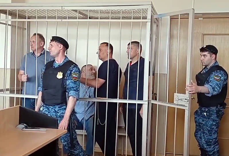 В Санкт-Петербурге суд приговорил бывшего главу Выборгского района Ленобласти Геннадия Орлова (слева) к семи годам колонии строгого режима по делу о хищении свыше 700 млн руб из государственной казны. Вместе с ним сроки получили Александр Синельников, Анатолий Шимякин, Денис Мухортов и Магомед Османов 