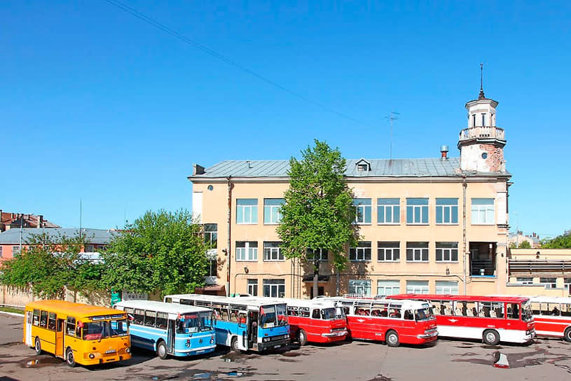 Автобусный парк № 1 на Днепропетровской улице — старейший из ныне действующих автобусных парков ГУП «Пассажиравтотранс» 
