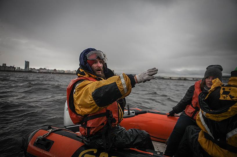 Активисты международной экологической организации Greenpeace (Гринпис России) во время акции против испытаний на ОАО "Балтийский завод" атомной электростанции «Академик Ломоносов». 
