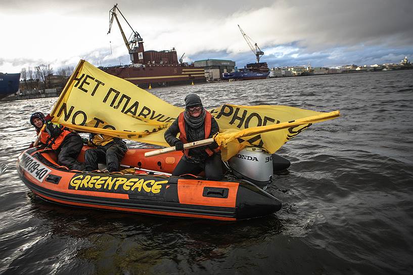 Активисты международной экологической организации Greenpeace (Гринпис) во время акции против испытаний на ОАО "Балтийский завод" атомной электростанции «Академик Ломоносов». Надпись на баннере: "Нет плавучему Чернобылю" 