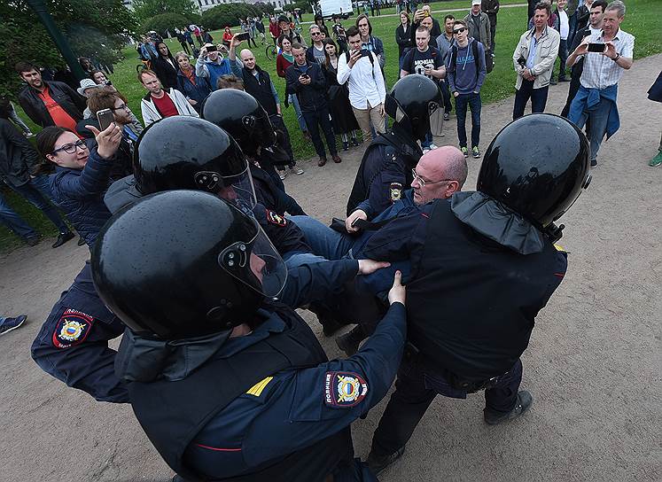 Антикоррупционный митинг на Марсовом поле 12 июля. Задержание депутата Законодательного собрания Петербурга Максима Резника.