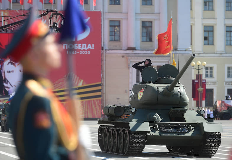Танк Т-34 во время парада 