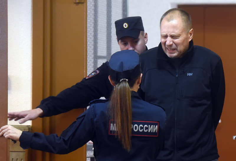 Определение меры пресечения бывшему президенту пивоваренной компании "Балтика" Денису Шерстенникову и вице-президенту пивоваренной компании "Балтика" Антону Рогачевскому, обвиняемых по делу о мошенничестве в пивоваренной компании "Балтика", в Выборгском районном суде. Бывший президент пивоваренной компании "Балтика" Денис Шерстенников перед началом заседания суда. 