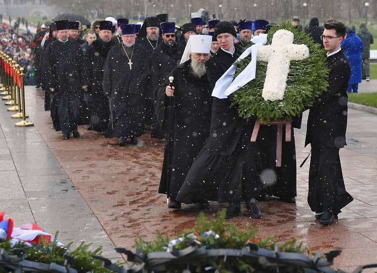 Митрополит Санкт-Петербургский и Ладожский Варсонофий (в центре)