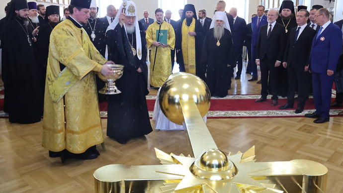 Патриарх Кирилл стал почетным доктором СПбГУ и освятил храм в главном здании вуза