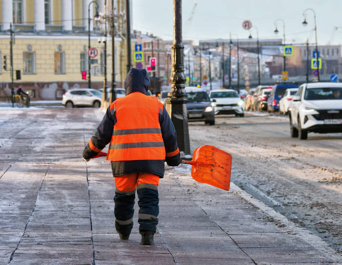 Дворник во время уборки снега 