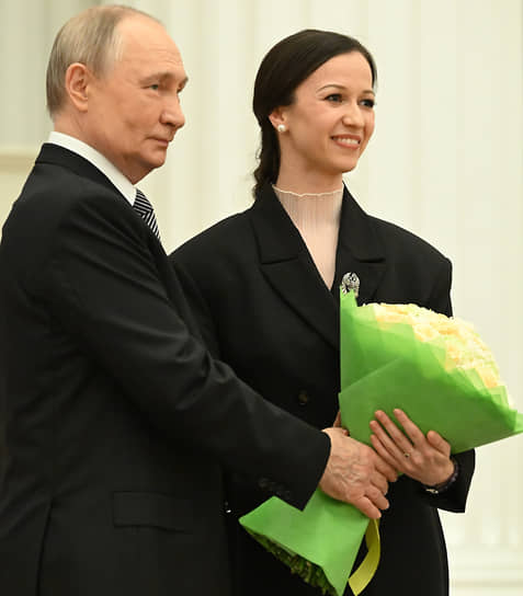 Президент России Владимир Путин (слева) и прима-балерина Государственного академического Мариинского театра Рената Шакирова (справа) во время церемонии вручения премии для молодых деятелей культуры.