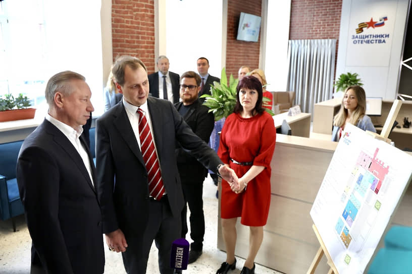Руководитель петербургского филиала государственного фонда поддержки участников спецоперации «Защитники Отечества» Александр Павлов (второй слева). 