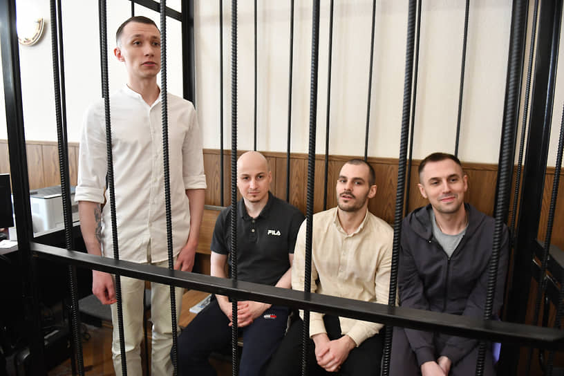 Судебное заседание в Дзержинском районном суде в отношении хакеров из группы REvil. Слева направо Андрей Бессонов, Роман Муромский, Михаил Головачук, Дмитрий Коротаев во время заседания. 
