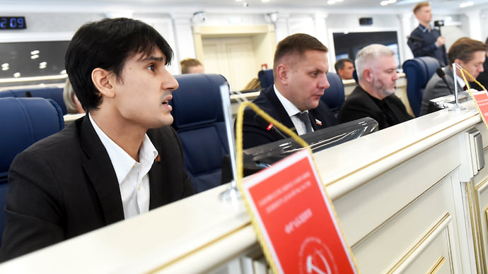 Депутат-коммунист Апостолевский осужден за демонстрацию экстремистской символики