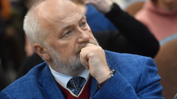 Против петербургского депутата Михаила Амосова возбудили дело за фото Навального